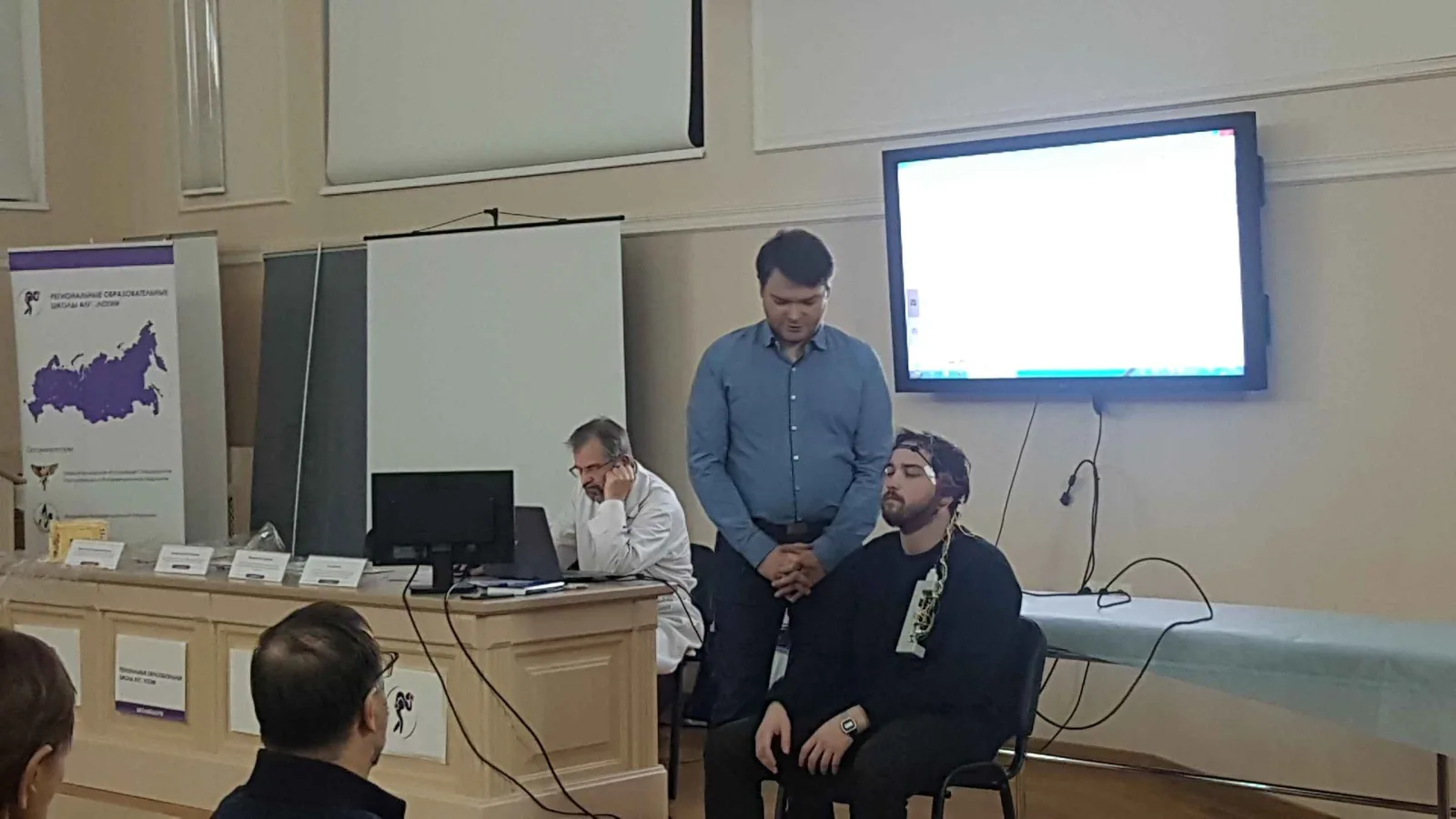 Live EEG demonstration on a physician in a light trance for an audience of doctors