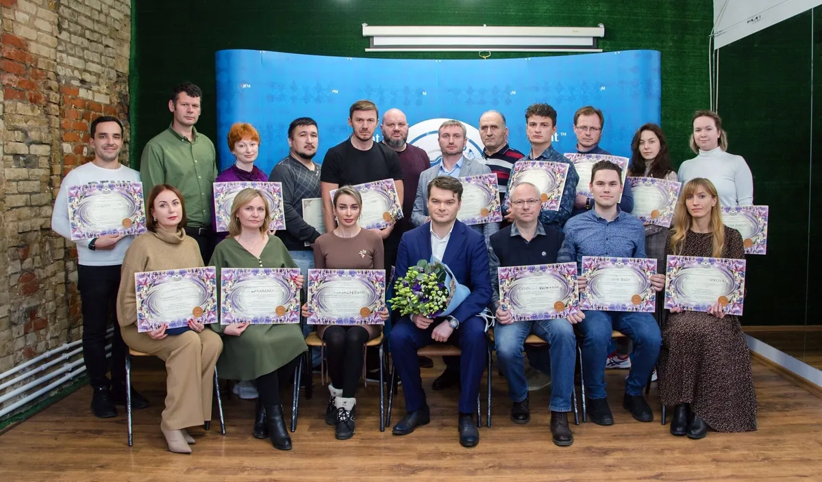 Andrei Efremov with graduates on the graduation day of an in-person course